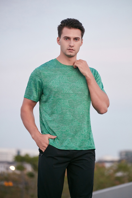 A academia masculina camisetas respiráveis ​​fitness executando camiseta curta